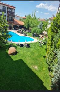 帕莫卡莱维纳斯酒店的一个带游泳池和草地的大院子