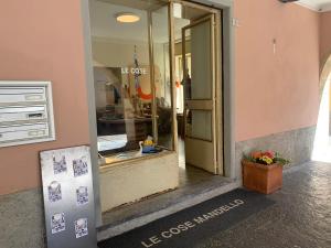 曼德洛德拉廖Mamma Ciccia的前方有花盆的商店窗户
