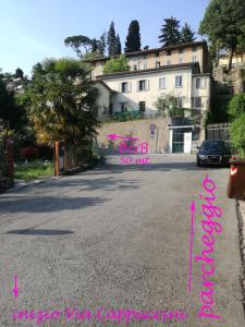斯基奥加布池尼住宿加早餐酒店的一条街道,有一座建筑背景,有粉红色的文字
