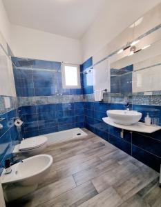 切萨雷奥港Albatros B&B Porto Cesareo的浴室设有2个水槽和2个卫生间