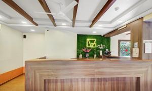 多纳保拉IKIGAI Green Valley Beach Resort的大堂设有前台和绿色墙壁