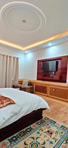 列城Ladakh Country Inn的一间卧室配有一张床和一台平面电视