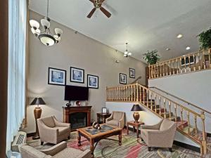 米切尔米切尔品质酒店的客厅设有楼梯、椅子和桌子