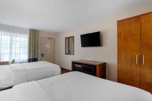 纳什维尔Comfort Inn Downtown Nashville - Music City Center的酒店客房设有两张床和一台平面电视。