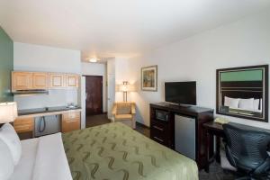 盐湖城盐湖城机场西品质酒店及套房的酒店客房配有一张床、一张书桌和一台电视。