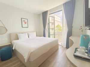 富国Minh Anh Hotel的卧室配有白色的床和窗户。