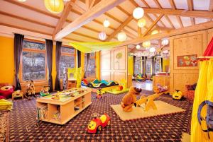 普夫龙滕Familotel Bavaria Pfronten-Familien Hotel-Alles Inklusive Konzept的一间儿童房,里面有很多玩具