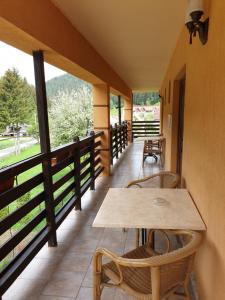 米奥修德萨斯维拉比安卡德拉古辛旅馆的阳台配有木桌和椅子。