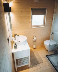 金洛伊Glamping Limburg - Back To Nature Experience的一间带水槽和卫生间的浴室