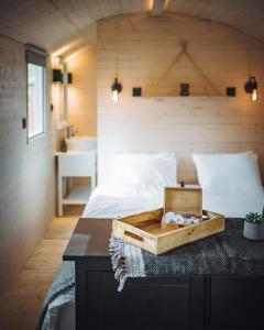 金洛伊Glamping Limburg - nabij Nationaal Park Hoge Kempen的一间卧室配有一张床铺,桌子上有一个托盘