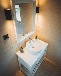 金洛伊Glamping Limburg - Back To Nature Experience的浴室设有白色水槽和镜子