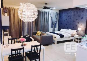 实达阿南Netflix WiFi Cozy Homestay Trefoil Setia Alam Shah Alam 沙亚南舒适温馨日租民宿的一间带床的客厅和一间餐厅