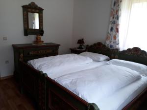 Planca di SopraAlthuberhof的卧室设有两张床铺、镜子和窗户