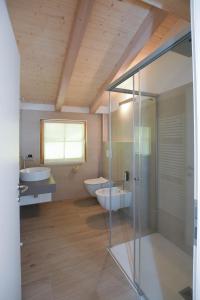 特伦托卡斯蒂乐农家乐的浴室设有2个水槽和2个卫生间