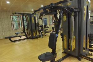 富国Rain Forest Resort Phu Quoc的健身房里装有一堆跑步机