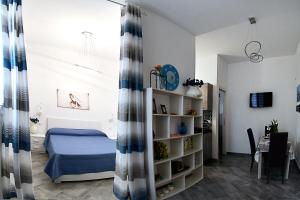 莱韦拉诺Villa Ada Leverano的一间卧室设有一张床和一个书架