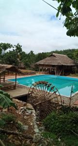 清化Pù luông homestay Ngọc Dậu的度假村旁的游泳池