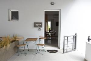托隆Studio Dionysia的走廊上设有桌椅