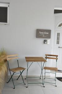 托隆Studio Dionysia的门前的一张桌子和两把椅子