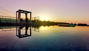 拉基Eva Luxury Villa的背面有日落的水域