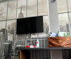 马德里Habitación New York - 5 Torres的客厅配有平面电视和窗户。