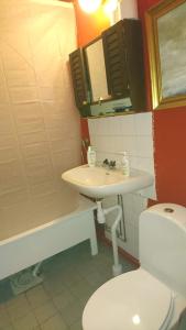 瓦根Cottage Halle-Hunneberg的浴室配有白色水槽和卫生间。