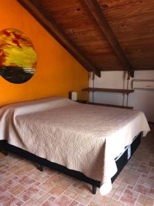 德尔迪阿布罗角El Mirador的一间卧室配有一张壁画床