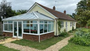 ShouldhamGreengates of Shouldham的房屋内一个带玻璃屋顶的温室