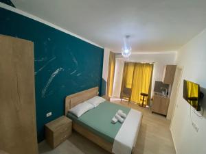 卡萨米尔Villa Luan Ksamil的一间卧室配有一张蓝色墙壁的床