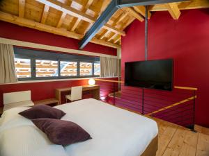 代森扎诺-德尔加达Agriturismo Almavite的卧室配有白色的床和平面电视。