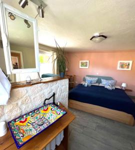 萨森海姆Gemütliche Gästezimmer in einem neu sanierten Fachwerkhaus的一间卧室配有一张床、镜子和一张桌子