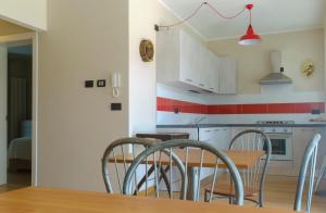 PeveragnoSANTINO'S HOUSE的厨房以及带桌椅的用餐室。