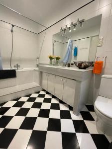 巴塞罗那Rooms Aribau的浴室铺有黑白格子地板。