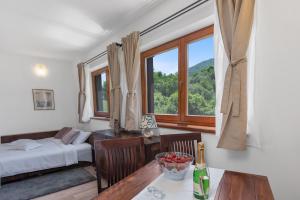 塞里特雷尼科B&B Villa Irene Plitvice Lakes的客厅配有一张床和一张桌子及四柱床