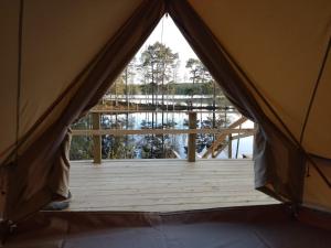 萨里耶尔维Ruustinnan telttamajoitukset的帐篷内享有湖景