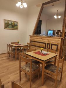 兹拉特霍里středisko Doubrava的一间设有两张桌子和椅子及镜子的用餐室