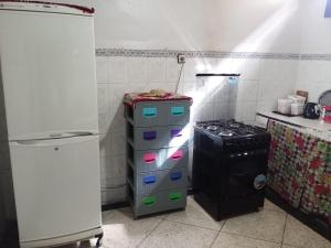 阿加迪尔Chambre chez l'habitant avec famille的厨房配有冰箱和炉灶。