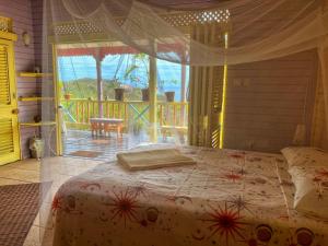 维约堡Villa Caribbean Dream的一间卧室设有一张床,享有阳台的景色