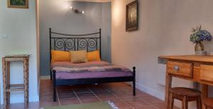 Coentral das BarreirasCasa Ribeira的一间卧室配有一张带橙色和紫色枕头的床