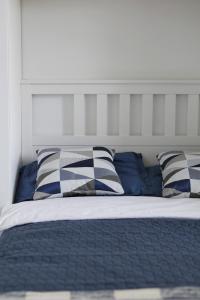 热舒夫Capital Towers - Apartament Modern z widokiem na rzekę的一张带蓝色和白色枕头的床