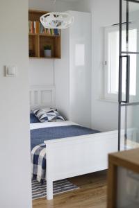 热舒夫Capital Towers - Apartament Modern z widokiem na rzekę的一间白色的小卧室,配有床和窗户