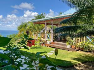 维约堡Villa Caribbean Dream的一座带甲板和大海的房子
