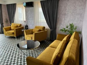 布拉索夫Seasons-Top of the city的客厅配有沙发、椅子和桌子
