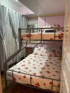 碧瑶M&M公寓酒店的一间卧室配有两张双层床。