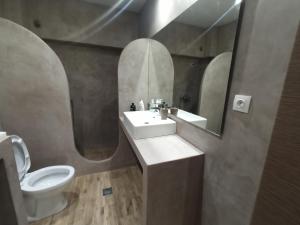 萨莫色雷斯MELENIOS HOUSES的一间带水槽、卫生间和镜子的浴室