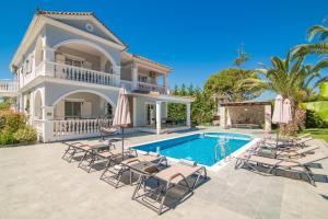 KoukounariáLuxury Villa Vanato & Pool的别墅 - 带游泳池和躺椅