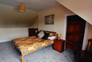 斯托诺韦Jovie Apartment的一间卧室配有一张床和一个木制梳妆台