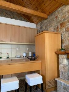 DidymaAspa's Traditional House的一间厨房,内设一个柜台和凳子