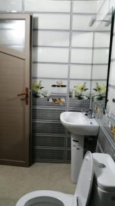 坦坦شقق فندقية بن خليل /hôtel appartements Bin khlil的一间带卫生间和水槽的浴室