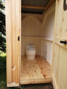 萨波海滩Dreamers Writing Farm, 3 Wooded Acres, Hepworth的木门上带卫生间的浴室